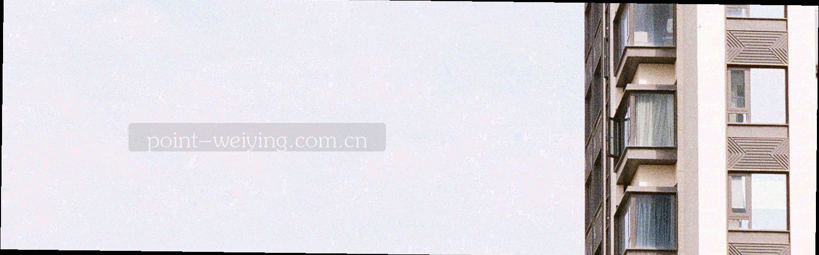 观众席光影与高对比看台线条，警示红与晋级蓝点缀